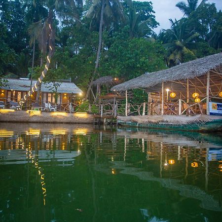 Aki Luna Lagoon Resort Hikkaduwa Bagian luar foto