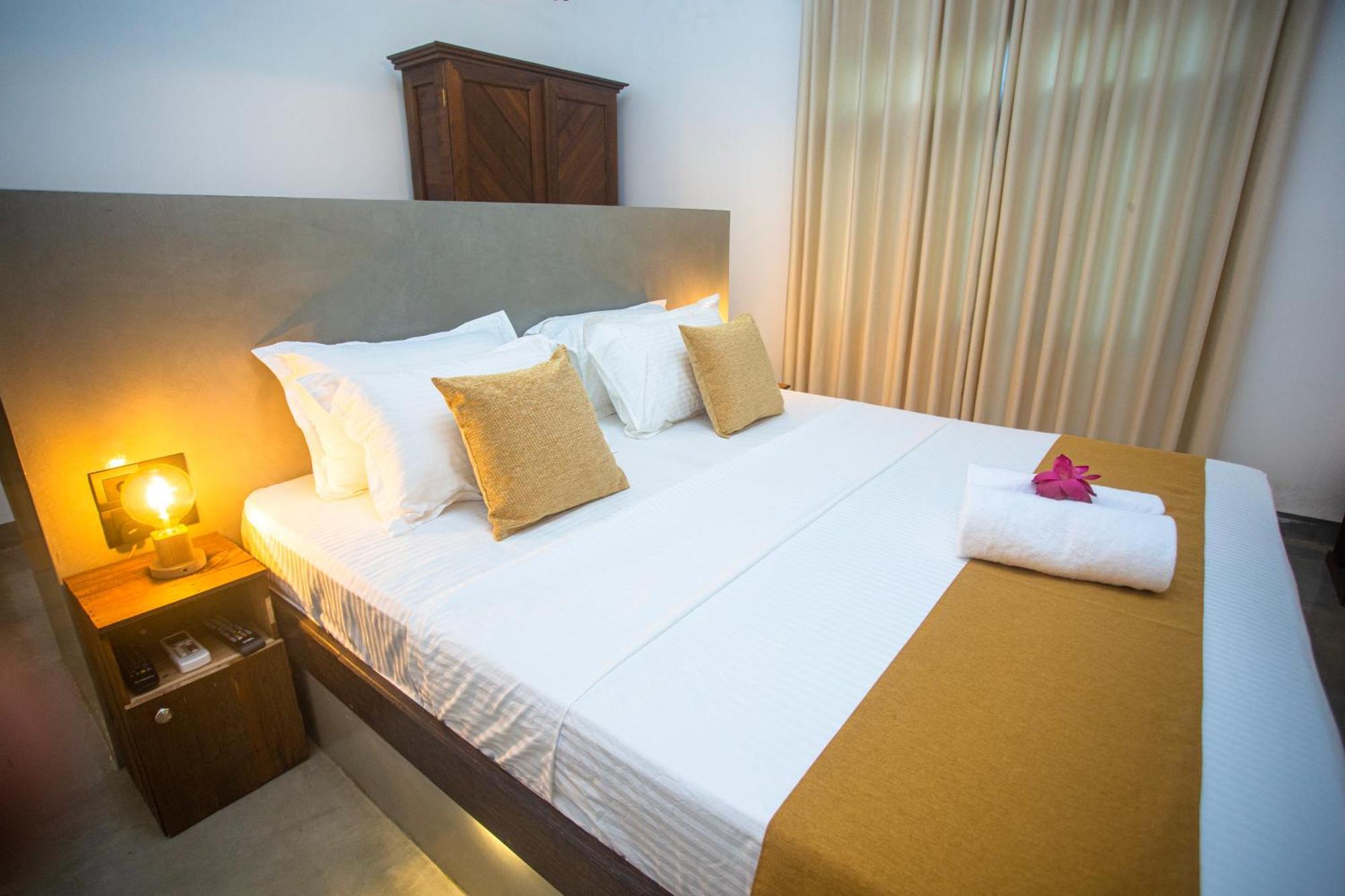 Aki Luna Lagoon Resort Hikkaduwa Bagian luar foto