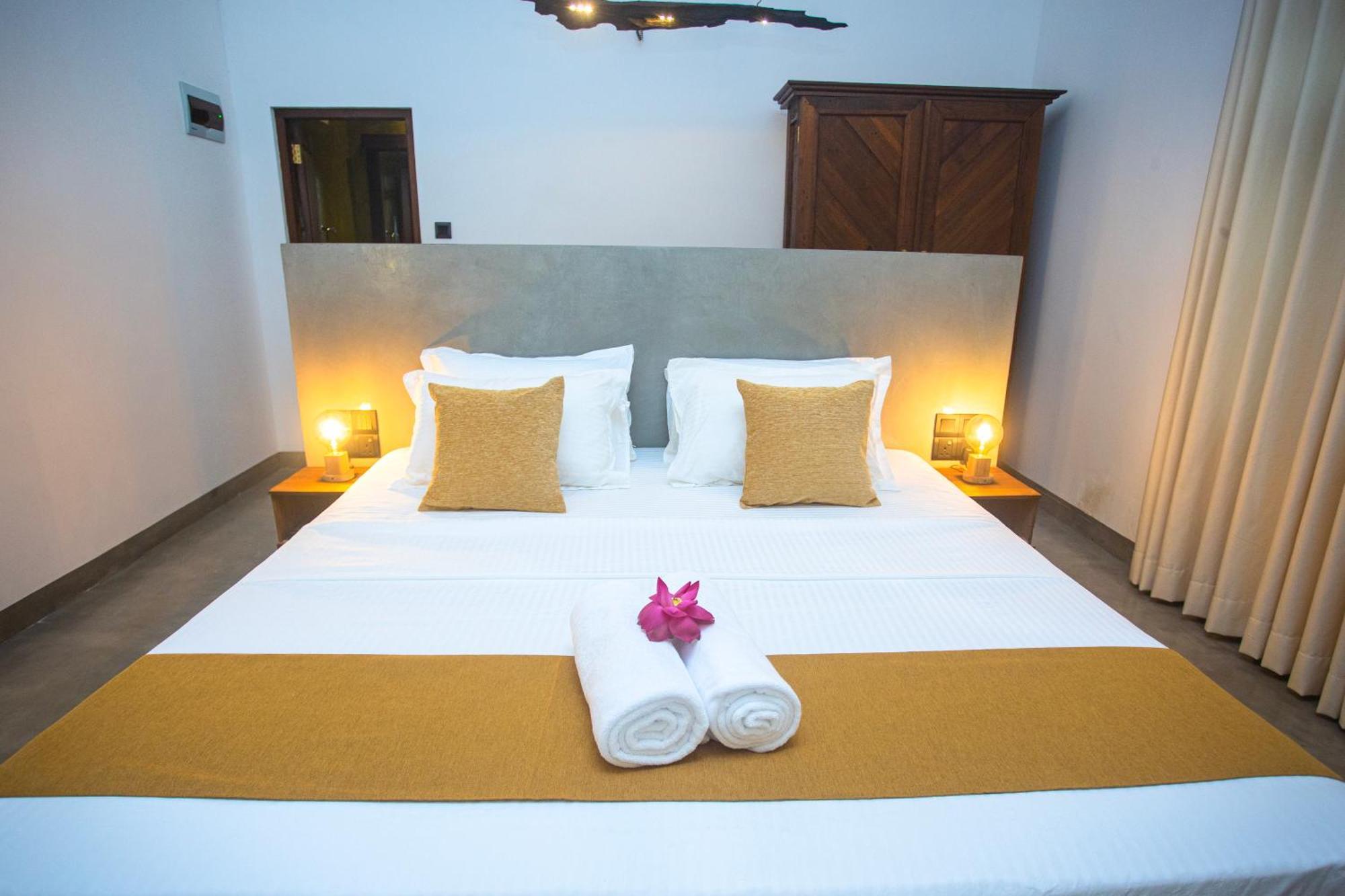 Aki Luna Lagoon Resort Hikkaduwa Bagian luar foto