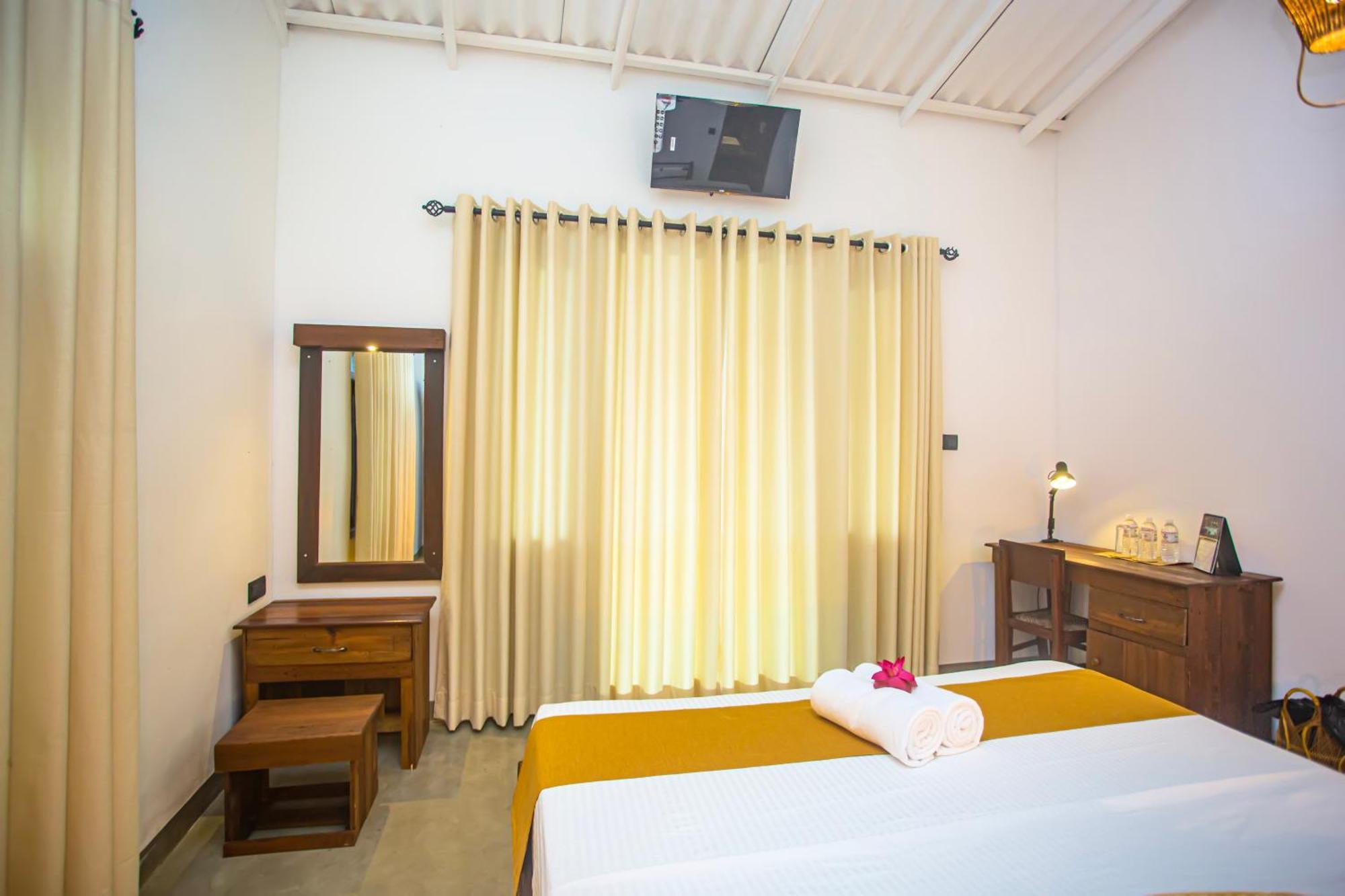 Aki Luna Lagoon Resort Hikkaduwa Bagian luar foto