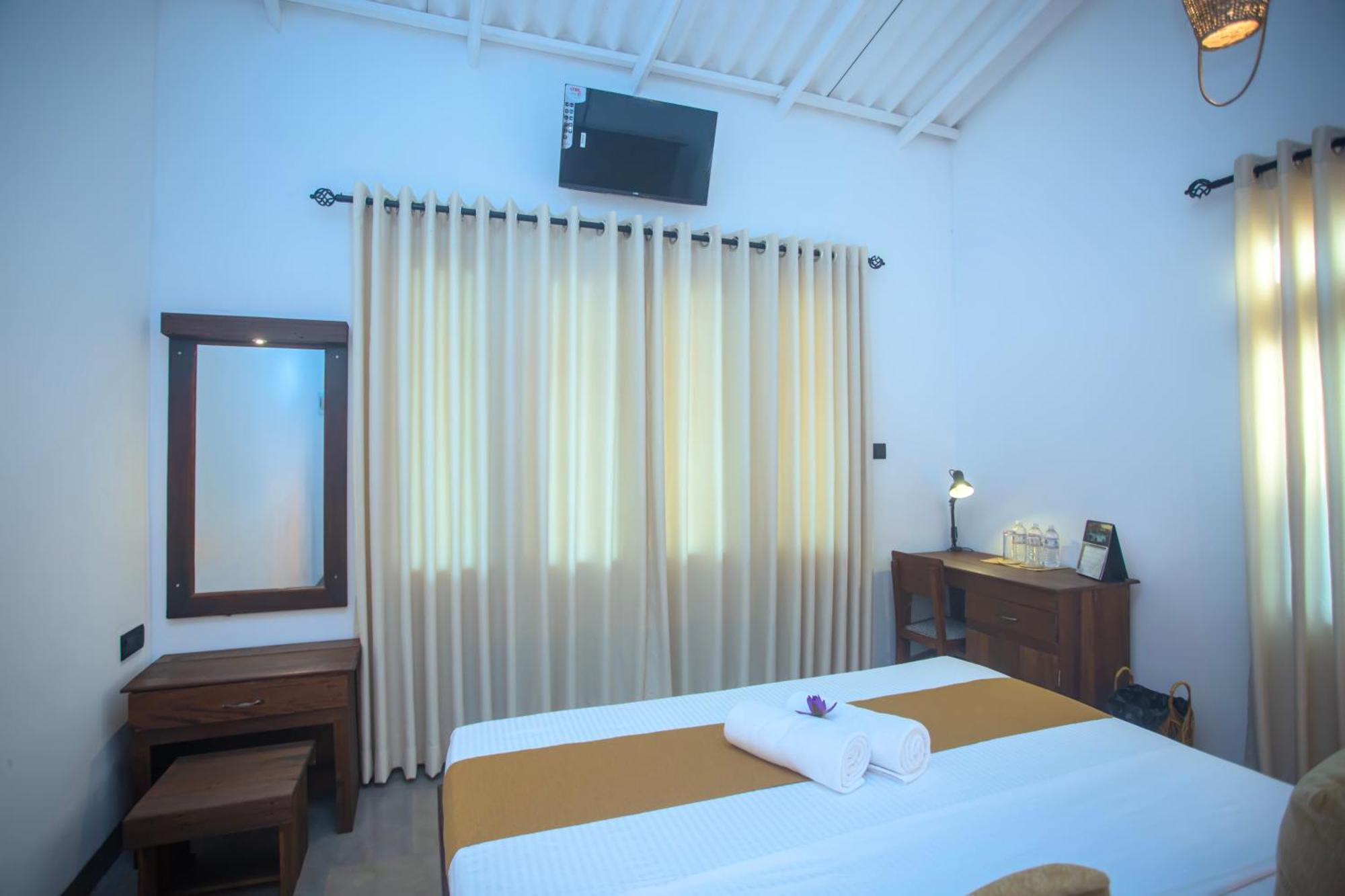 Aki Luna Lagoon Resort Hikkaduwa Bagian luar foto