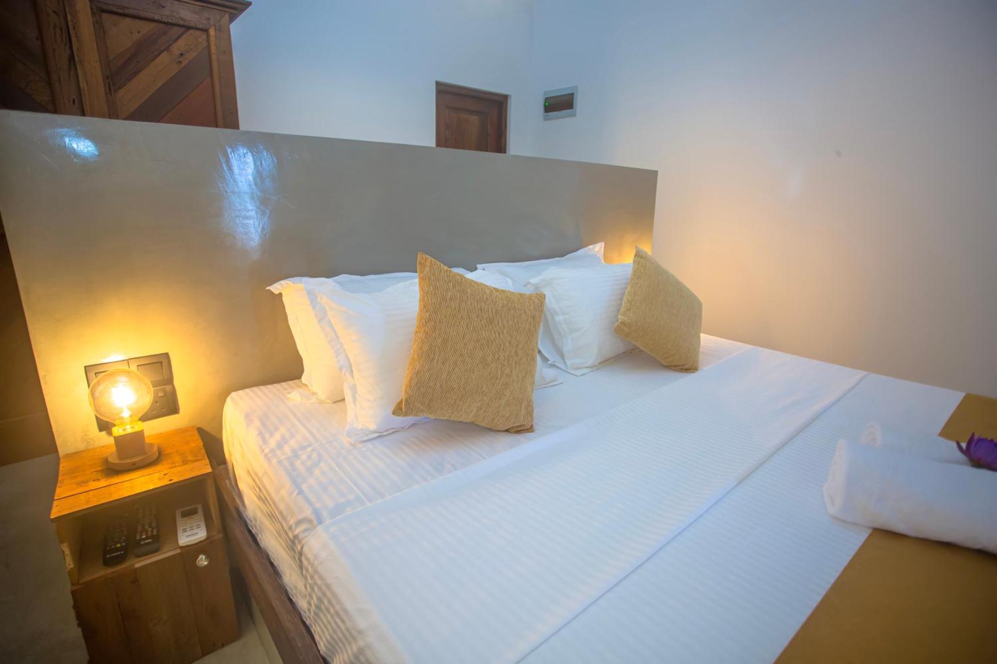 Aki Luna Lagoon Resort Hikkaduwa Bagian luar foto