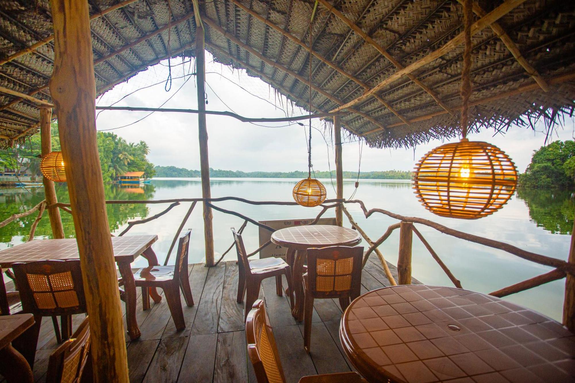 Aki Luna Lagoon Resort Hikkaduwa Bagian luar foto