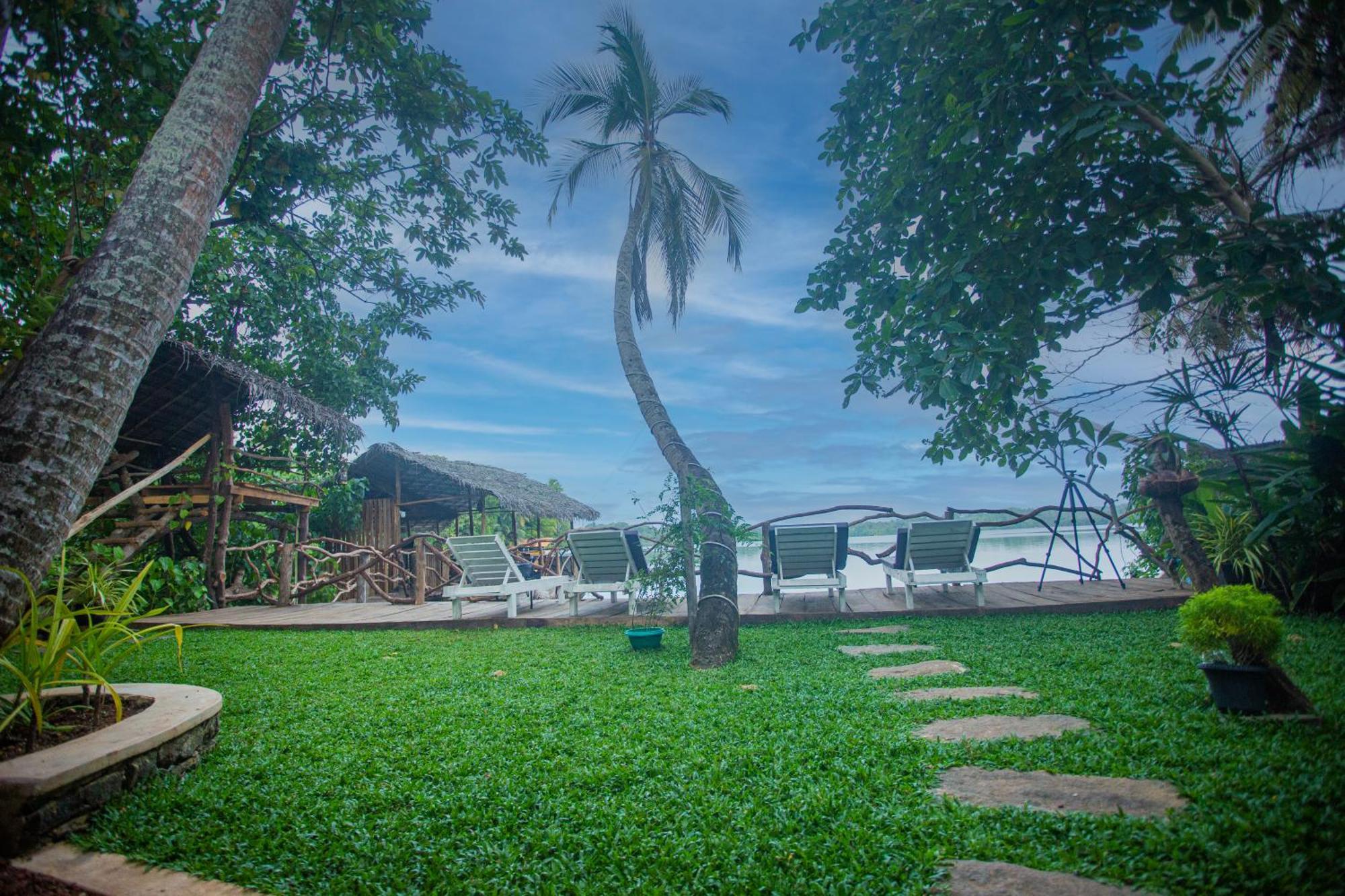 Aki Luna Lagoon Resort Hikkaduwa Bagian luar foto